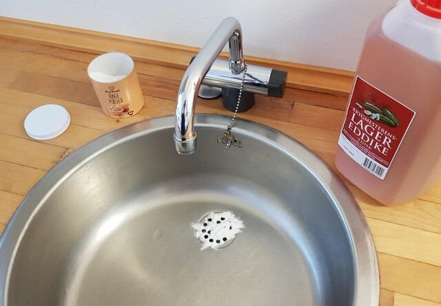 Fup eller fakta: Kan bagepulver og eddike redde en stoppet vask?