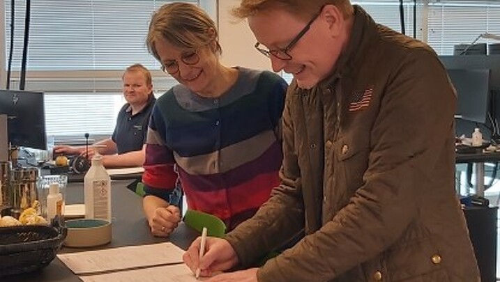 Helle Damm-Henrichsen og Anders Banke underskriver varmepumpeaftale