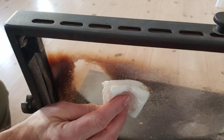 Sådan renser du glasset i din brændeovn